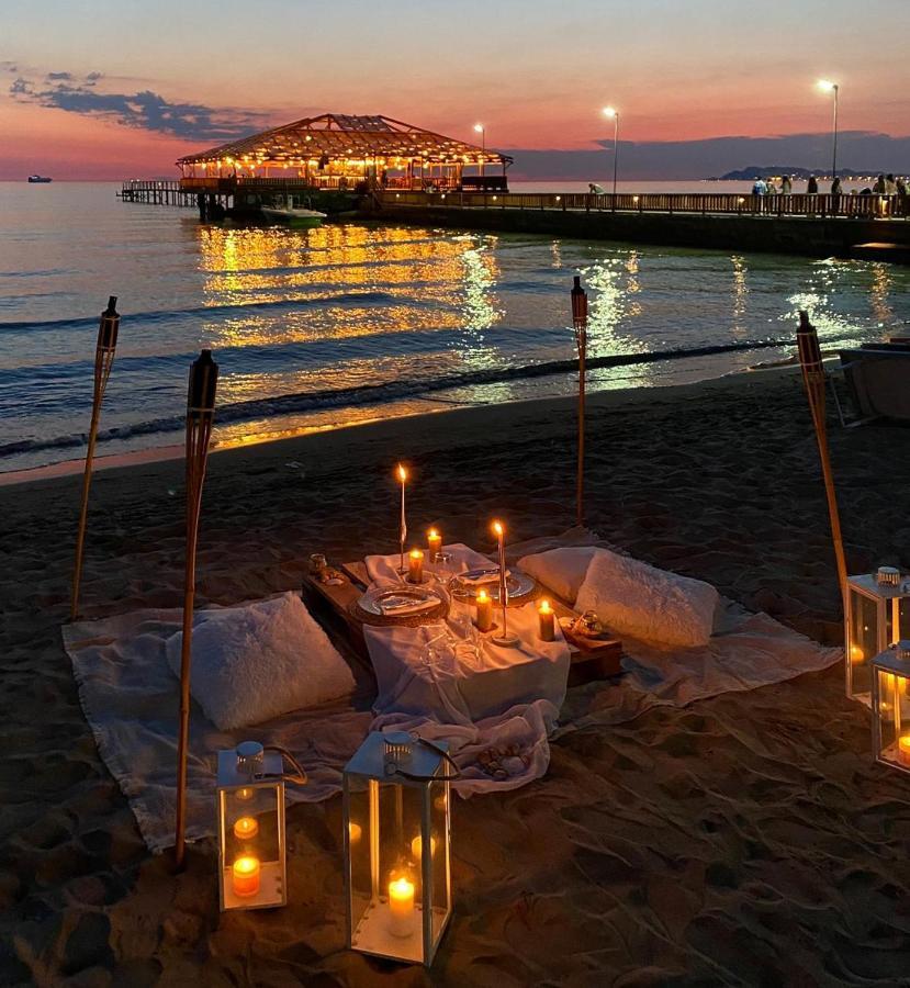 Klajdi Resort & Spa Голем Экстерьер фото Beachfront dining at the Four Seasons Resort