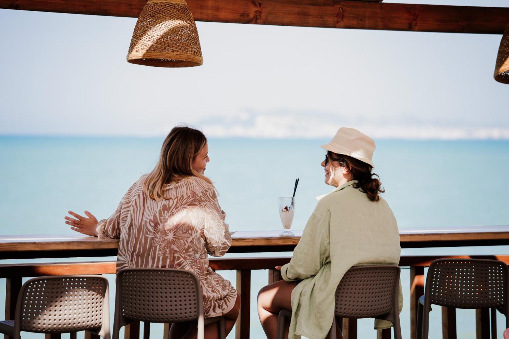Klajdi Resort & Spa Голем Экстерьер фото Two women at a beach bar