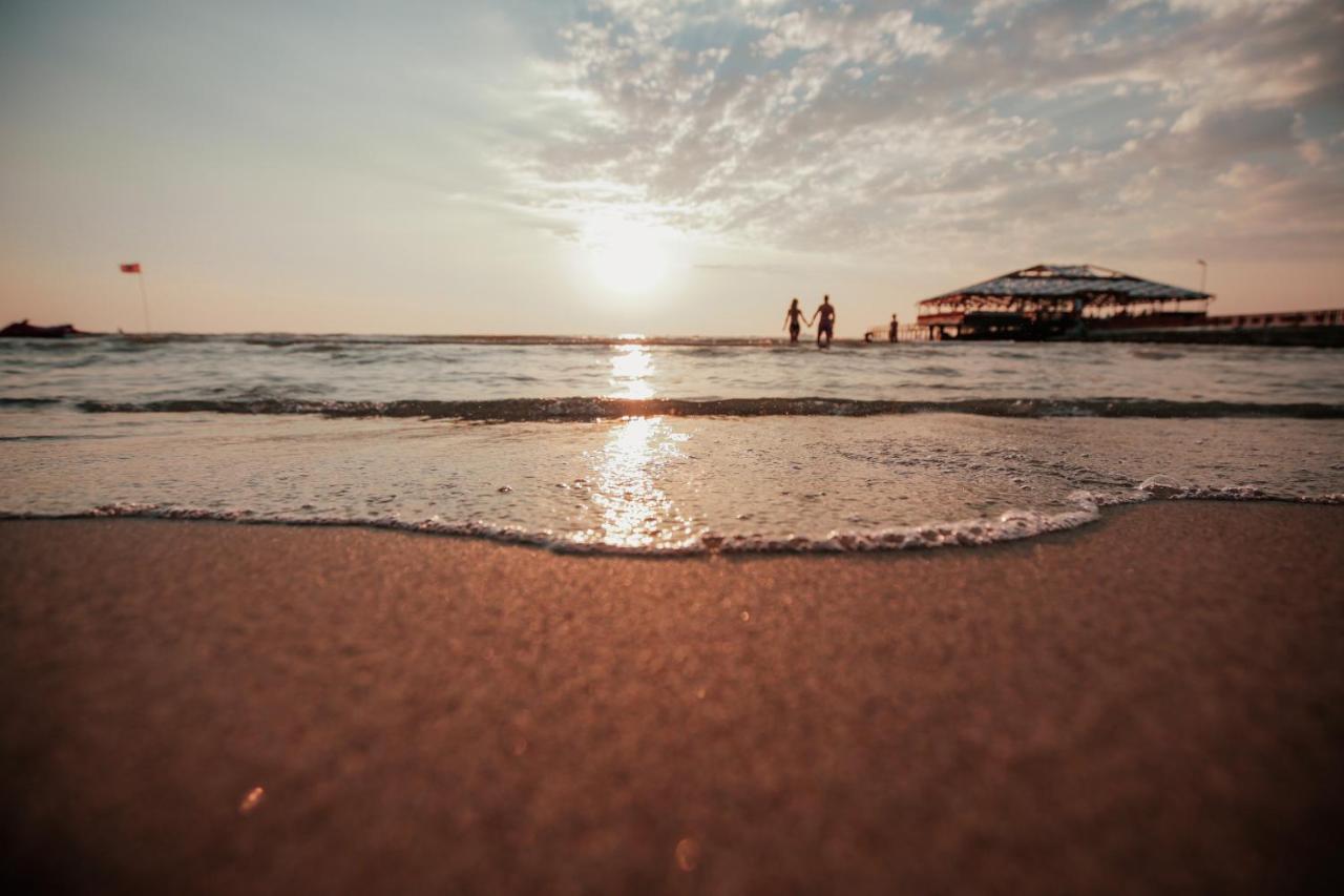 Klajdi Resort & Spa Голем Экстерьер фото Sunset at the beach