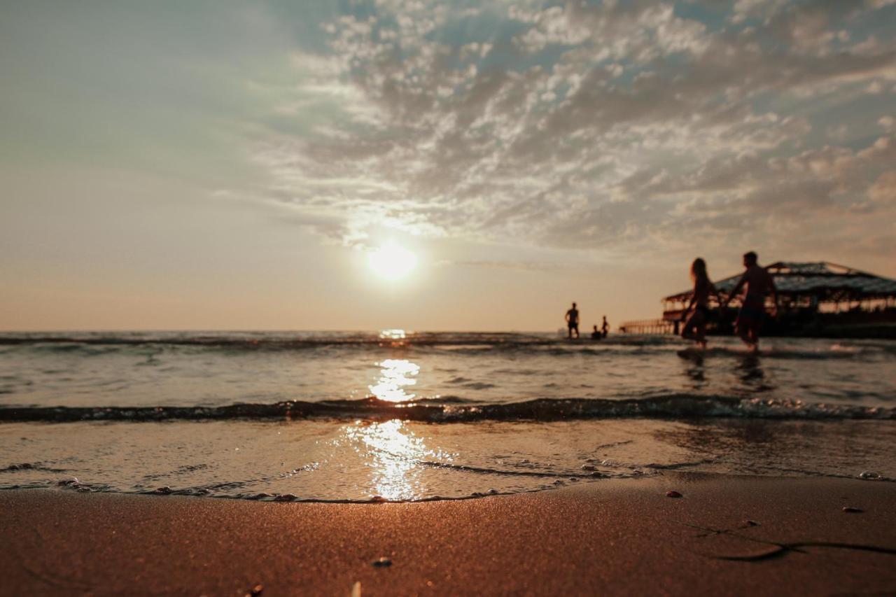 Klajdi Resort & Spa Голем Экстерьер фото Sunset at the beach